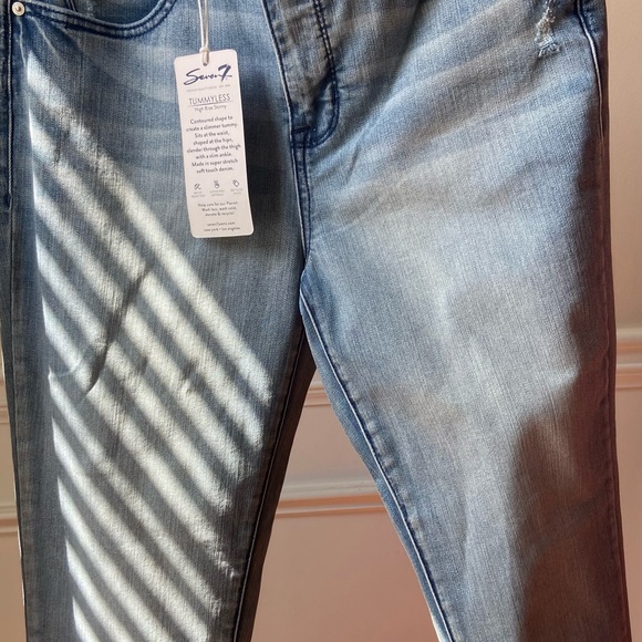 Must have small hips, and a little booty Brand New Jeans - Picture 4 of 5